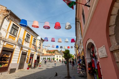 Macaristan Szentendre Nisan. - 25. 2018: Szentendre. Sokak manzaralı. Kasaba hayatı. İnsanlarla dolu şehir.
