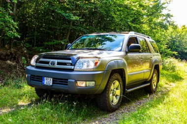Macaristan Bukk dağ sırası Jun. 11, 2021: Toyota 4Runner SUV ormancılık ve avcılık alanlarında turneye çıktı. Avrupa 4x4 safarisi.