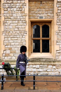 LONDON, İngiltere - 26 Aralık 2005: Londra 'daki Buckingham Sarayı' nda nöbet tutan İngiliz Kraliyet Muhafızları. 