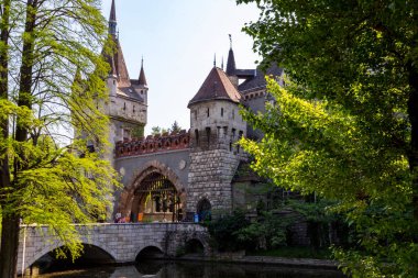 Budapeşte, Macaristan 23 Mayıs 2018. Ünlü turistik eğlence merkezi Vajdahunyad Şatosu, burası sadece bir kopya ve şu anda müzeleri barındırıyor..