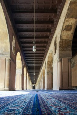 Ahmed Tulun 'un merkez avlusunun içi - Kahire, Mısır