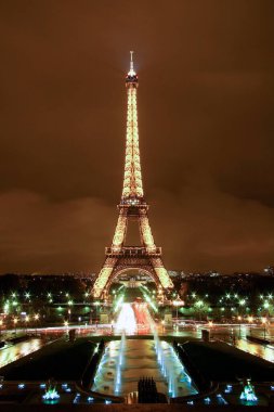PARIS - 12 Aralık 2005: Paris, Fransa 'da Eyfel Kulesi. 15 milyondan fazla turisti ziyaret etti ve başlangıçta Fransa 'nın önde gelen sanatçıları ve entellektüelleri tarafından tasarımı için eleştirildi.,