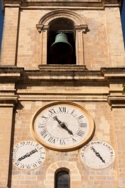 VALLETTA MALTA - 20 Mayıs 2009: Mdina 'daki Rabat Meydanı' nın arka planında St. John 's Co-Katedrali (Sessizlik Şehri). Valletta her yıl 1,6 milyon turist bekliyor..