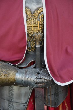 Kılıçlı ortaçağ şövalyesi