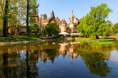 Budapeşte, Macaristan 23 Mayıs 2018. Ünlü turistik eğlence merkezi Vajdahunyad Şatosu, burası sadece bir kopya ve şu anda müzeleri barındırıyor..