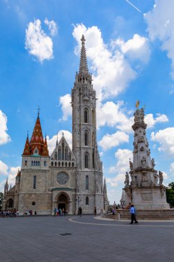 Macaristan, Budapeşte 'deki Matthias Kilisesi' nin dışındaki Kutsal Üçlemeci sütunu.