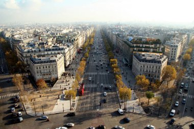 Arc de Triomphe Paris panoramik manzaralı. Sonbahar. Yağmur. Güneş.