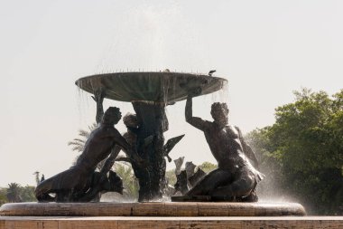 Parktaki çeşme, arka plandaki seyahat yeri.