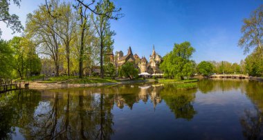 Budapeşte, Macaristan 23 Mayıs 2018. Ünlü turistik eğlence merkezi Vajdahunyad Şatosu, burası sadece bir kopya ve şu anda müzeleri barındırıyor..