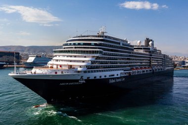 Atina, Yunanistan - 27 Mayıs 2019: Gemi gemileri Atina Limanı 'na yanaştı 