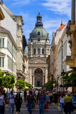 BUDAPEST - 30 Nisan 2014: Budapeşte, Macaristan 'daki Aziz Stephen Bazilikası. Kilise Neo-Classic tarzında inşa edilmiştir, fakat 1851 ve 1905 yılları arasında Neo-Rönesans kubbesi ile inşa edilmiştir..