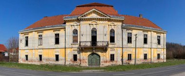 Şehirde terk edilmiş eski bir ev.