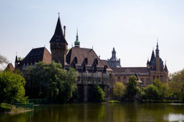 Budapeşte, Macaristan 23 Mayıs 2018. Ünlü turistik eğlence merkezi Vajdahunyad Şatosu, burası sadece bir kopya ve şu anda müzeleri barındırıyor..