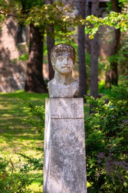 Budapeşte Macaristan Nisan. 04 2018: Ünlü Macarların resimli büst heykelleri - Margaret Adası gölgelik yollarında.