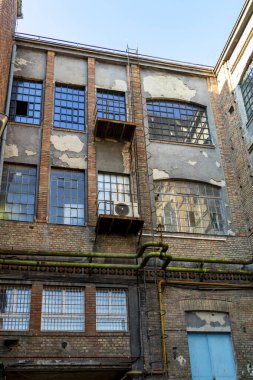 Arka planda eski bir fabrikanın kalıntıları