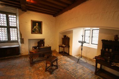 LONDON ENGLAND 23 DEC 2005: Dönem mobilyaları ile Londra Kulesi içinde sergilenen pek çok odadan biri.