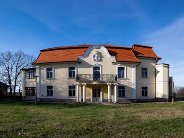 Macaristan - Ülke Harabeleri / 16. yüzyıldan kalma sonbahar şatosu.