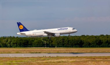 Budapeşte, Macaristan - 14 Temmuz. 2019: Havayolu çok yoğun bir Budapeşte Uluslararası havaalanına indi.