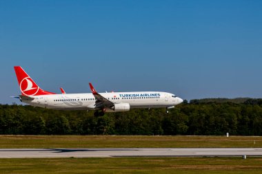 Gökyüzünde uçan bir uçak