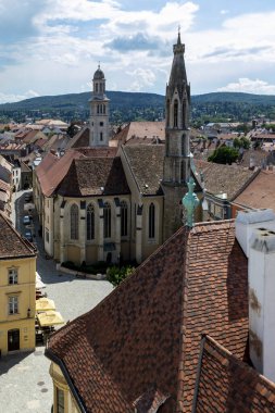 Sopron Macaristan 2 Haziran 2018: Eski Sopron kasabasının kırmızı çatıları yangın gözetleme kulesinden görüldü. Macaristan. Sopron silüeti.