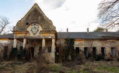 Macaristan, kışın Macar kırsalındaki av kulübesinin harabesi.