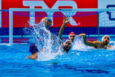 yüzme havuzunda su topu oyunu yarışması 