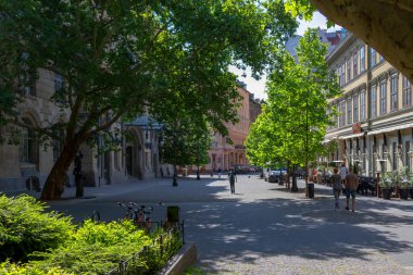 Macaristan, Budapeşte 'de sokakta yürüyen turistler