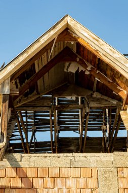 Yeni bir binanın çatısı kısmen yangınla yıkıldı..