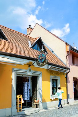Macaristan Szentendre Nisan. - 25. 2018: Szentendre. Sokak manzaralı. Kasaba hayatı. İnsanlarla dolu şehir.