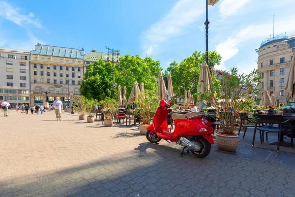 ブダペスト 2018年5月24日 ブダペスト中心部のヴォロスマティ広場でコーヒーを飲んでいる人 レストランのチームはレッドスクーターです — ストック写真