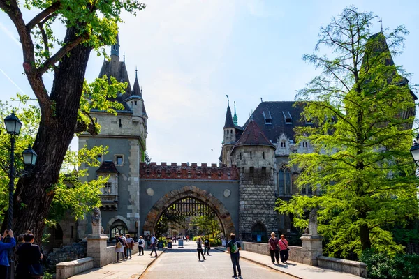 Budapest Ungarn Mai 2018 Die Berühmte Touristenattraktion Schloss Vajdahunyad Ist — Stockfoto