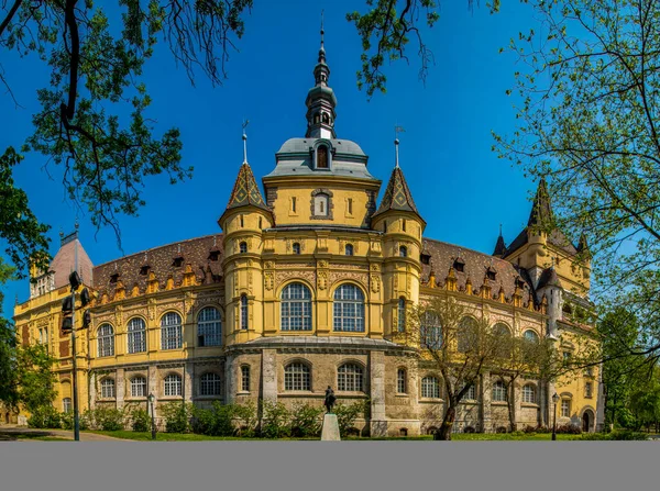 Budapest Ungarn Mai 2018 Die Berühmte Touristenattraktion Schloss Vajdahunyad Ist — Stockfoto