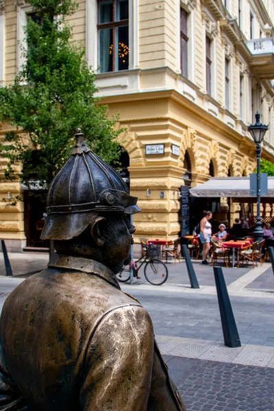ブダペスト ハンガリー 2018年7月12日 ダウンタウンの脂肪警察官の像 観光客のための有名なスポットやフォトOp — ストック写真