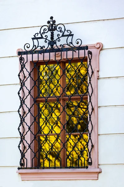 Декоративное Окно Кованым Стеклом Голубой Дверью — стоковое фото