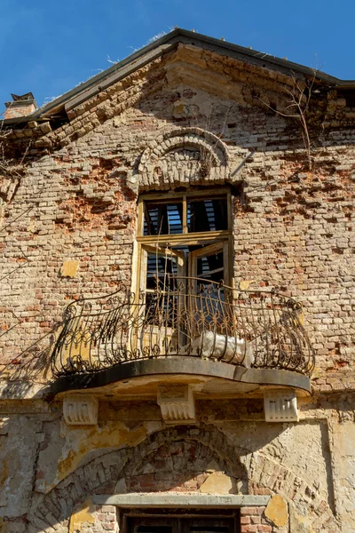 Vecchia Casa Abbandonata Nel Villaggio Sullo Sfondo Della Natura — Foto Stock