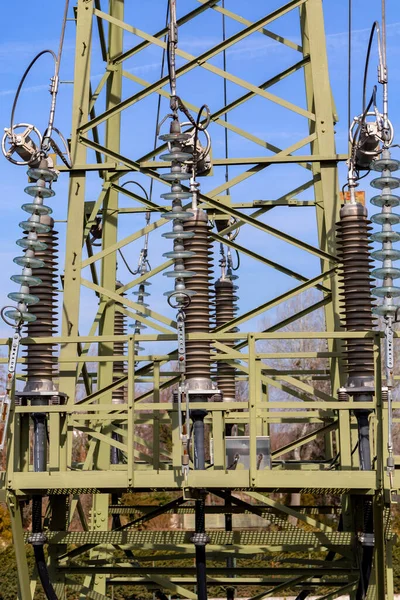 Pylons Eletricidade Que Conduzem Corrente Central Elétrica Distribuição Com Fundo — Fotografia de Stock