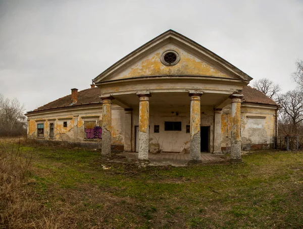 Старый Заброшенный Дом Городе — стоковое фото