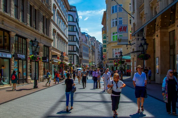 Budapest Magyarország 2018 Április Turisták Látogatók Híres Vorosmarty Plázában Town — Stock Fotó