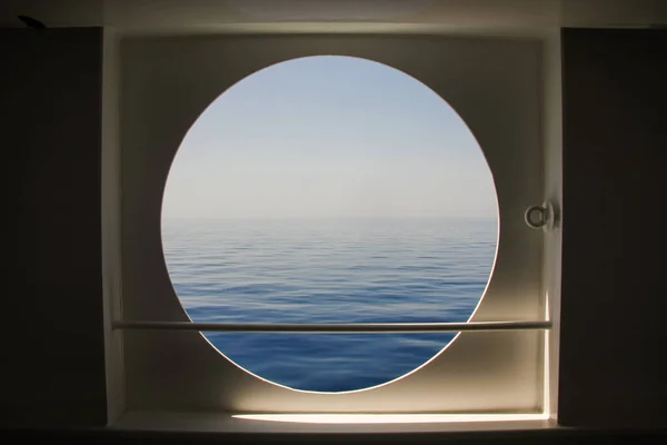 Porthole Van Een Oceaan Liner Achtergrond Van Natuur — Stockfoto