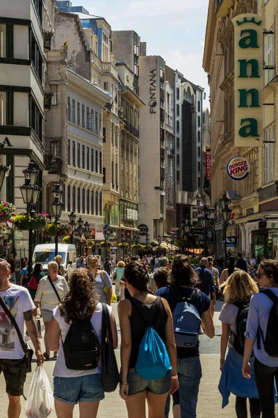 Toeristen Wandelen Straat Boedapest Hongarije — Stockfoto