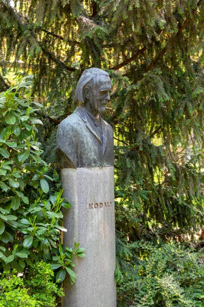 晴れた日に公園でゾルトン コドリー作曲家の古い像 — ストック写真