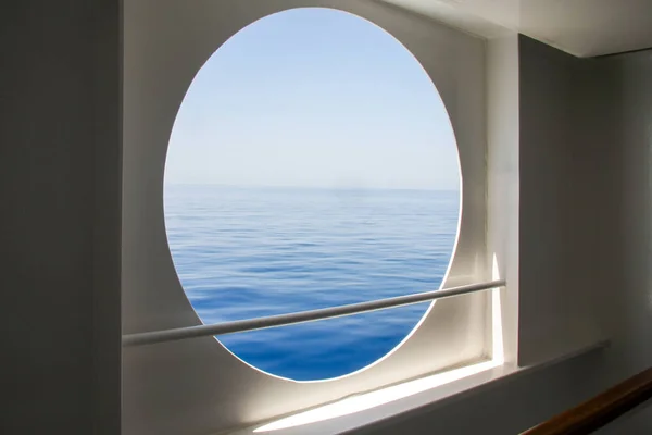 Porthole Van Een Oceaan Liner Achtergrond Van Natuur — Stockfoto