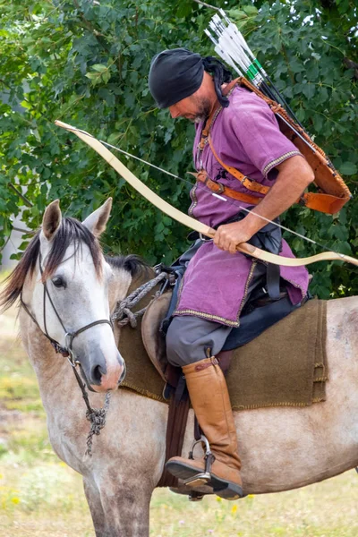 伝統的にハンガリーの乗馬祭りで人々を身に着けている — ストック写真