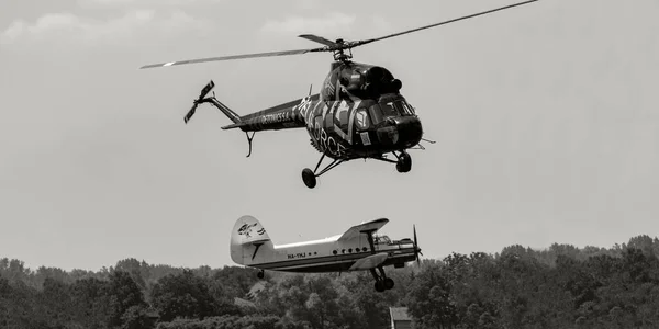 Военный Вертолет Летящий Небе — стоковое фото
