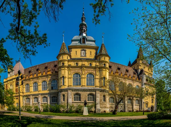 Budapest Hungary May 2018 Famous Tourist Attraction Vajdahunyad Castle Replica — Stock Photo, Image