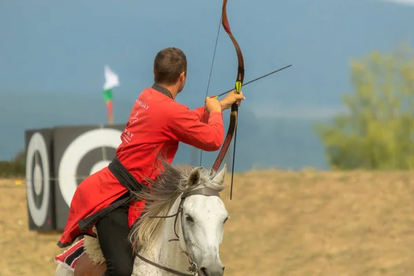 Traditionell Gekleidete Menschen Beim Bogenschießen Pferd Ungarn — Stockfoto