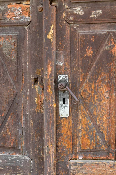 Kilitli Eski Ahşap Kapı — Stok fotoğraf