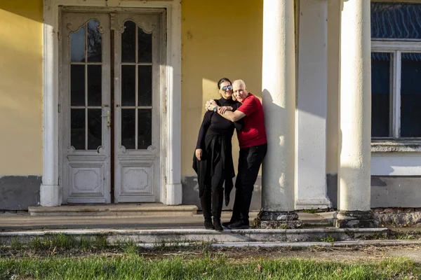 Pareja Joven Enamorada Abrazándose Besándose Calle — Foto de Stock