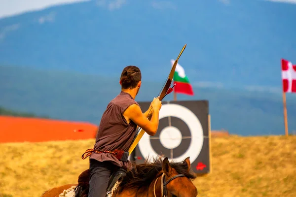 Traditionell Gekleidete Menschen Beim Bogenschießen Pferd Ungarn — Stockfoto