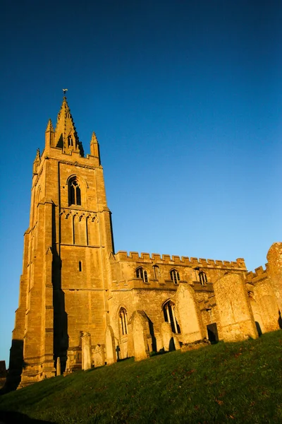 Exteriör Utsikt Över Peterskyrkan Och Kyrkogården Solig Dag Empingham Rutland — Stockfoto